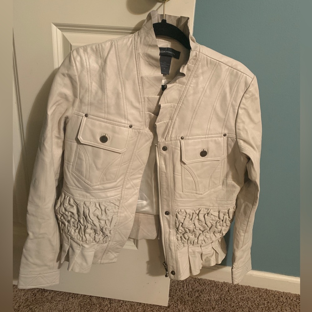 Beige leather Moda jacket size Medium. (Never worn after I purchased)